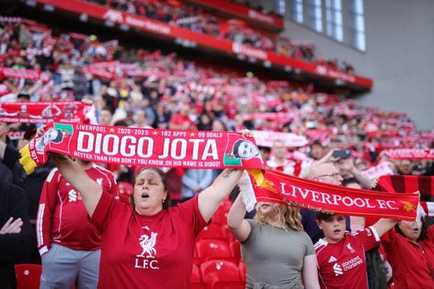 Fußball Vor-Saison-Freundschaftsspiel Liverpool gegen Athletic Bilbao 4. August 2025 Vor-Saison-Freundschaftsspiel Liverpool gegen Athletic Bilbao Fans halten Schals in Erinnerung an den verstorbenen Diogo Jota hoch Foto Simon Stacpoole Abseits Liverpool UK  Copyright: xSimonxStacpoolexOffside
