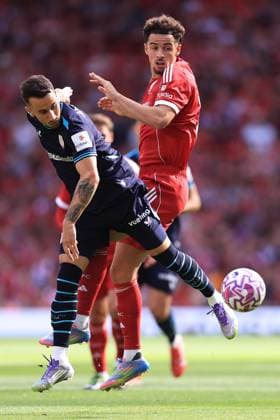Fußball Vorsaison Freundschaftsspiel Liverpool gegen Athletic Bilbao 4. August 2025 Vorsaison Freundschaftsspiel Liverpool gegen Athletic Bilbao Alex Berenguer von Athletic Bilbao kämpft mit Curtis Jones von Liverpool Foto Simon Stacpoole Abseits Liverpool UK  Copyright: xSimonxStacpoolexOffside