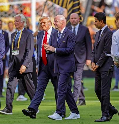 13 07 2025, FIFA Club World Cup 2025, Final Chelsea FC Paris St Germain, at MetLife Stadium East Rutherford, NJ , Award ceremony after the match Guests of honor arrive on the pitch after the match for the award ceremony, from left US President Donald Trump, Gianni Infantino FIFA President , Nasser Al Khelaifi right, President Paris St Germain