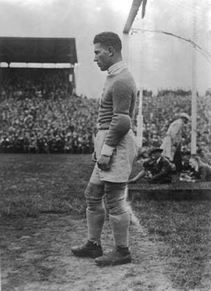 Football international match Friendly match Germany Czechoslovakia 2 1 1 0 u B Z Goalkeeper Frantisek Plánicka TCH observed the Game 26 05 1935 in Dresden DSC Stadium at Ostragehege Germany