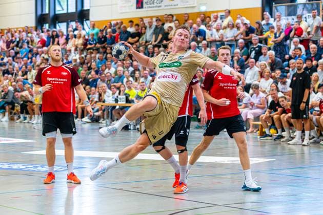 August Pedersen TSV Hannover Burgdorf, Nr 17 v l , TSV Hannover Burgdorf beige against Aalborg Handbold red on matchday 1 of the International Heide Cup 08 08 2025, Schneverdingen, GER , Copyright: xJanxGuentherx xTSVxHannover-Burgdorfx