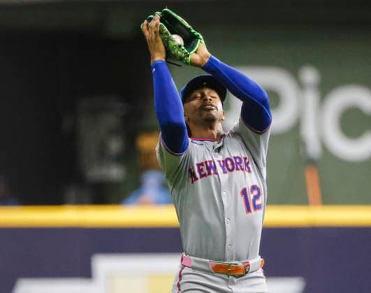 New York Mets shortstop Francisco Lindor catches a fly ball hit by New York Mets outfielder Cedric Mullins in the seventh inning of the MLB, Baseball Herren, USA game between the New York Mets and the Milwaukee Brewers at American Family Field in Milwaukee, Wisconsin, on Friday, August 8, 2025.  MIL20250808825 TANNENxMAURY