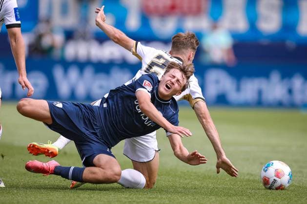 10 08 2025, Football, VfL Bochum SV Elversberg, 2 Fußball Bundesliga, Vonovia Ruhrstadion, Saison 2025 2026 Kacper Koscierski VfL Bochum 35 in duel against Tom Zimmerschied Elversberg 29 DFB regulations prohibit any use of photographs as image sequences and or quasi video Nordrhein Westfalen Germany