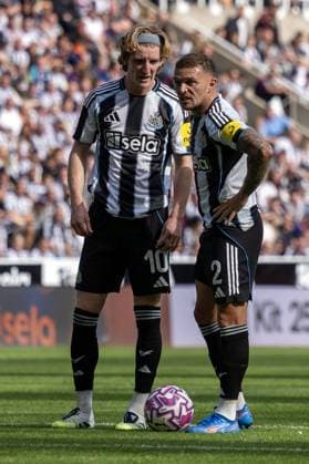 NEWCASTLE UPON TYNE, ENGLAND - AUGUST 09: Anthony Gordon of Newcastle United and Kieran Trippier of Newcastle United during a friendly football match between Newcastle United and Atlético de Madrid at St James Park Stadium on August 09, 2025 in Newcastle upon Tyne, England (Photo by Richard Callis Sports Press Photo ) Copyright: xx Sportspressphoto_SPR8974