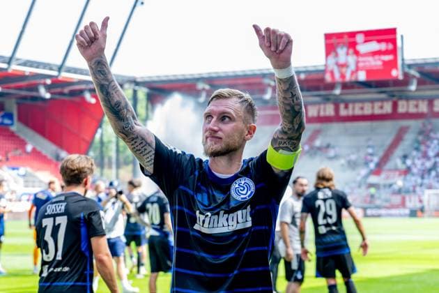 Alexander Hahn MSV Duisburg, 42 thanks the fans for their support GER, SSV Jahn Regensburg vs MSV Duisburg, Football, 3 Bundesliga, 2 Matchday, Season 2025 2026, 10 08 2025 DFL DFB REGULATIONS PROHIBIT ANY USE OF PHOTOGRAPHS as IMAGE SEQUENCES and or QUASI VIDEO GER, SSV Jahn Regensburg vs MSV Duisburg, Football, 3 Bundesliga, 2 Matchday, Season 2025 2026, 10 08 2025 Regensburg Copyright: xEibner-Pressefoto HeikexFeinerx EP_HFR