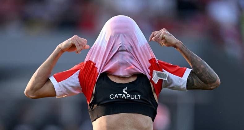 Soccer 1 Bundesliga Season 2025 2026 Test match 12 08 2025 Grasshopper Club Zuerich FC Bayern Muenchen Luis Diaz FC Bayern Muenchen pulls the jersey over his head, face, after a missed goal chance
