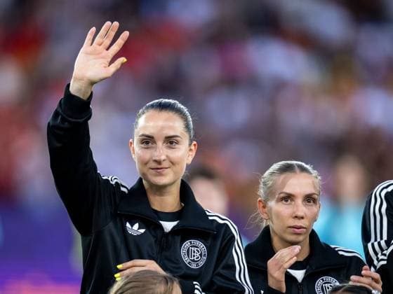 Sara Daebritz Germany, 13 waves, Elisa Senß Germany, 20 during the national anthem, SUI, Germany vs Spain, football, UEFA Womens Euro 2025, semi-final, 23 07 2025 SUI, Germany vs Spain, football, UEFA Womens Euro 2025, semi-final, 23 07 2025 Zurich Copyright: xEibner-Pressefoto Memmlerx EP_MMR