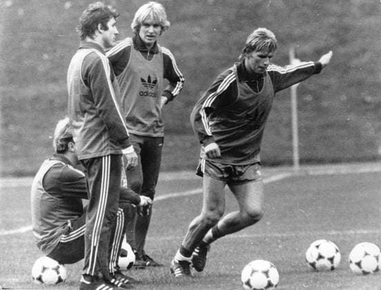 Football Germany Training the German national team u B Z v l Klaus Fischer, Karl Heinz Rummenigge seated , Bernd Schuster and Bernd Foerster ATTENTION date estimated !ACHTUNG AUFNAHMEDATUM GESCHÄTZT!