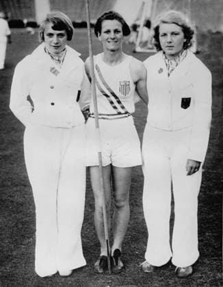 Olympic Summer Games in Los Angeles u B Z The Three Light female athletes Tilly Fleischer Germany Mildred Ella Didrikson Zahariah Babe Didrikson USA and Ellen Braumueller Germany 1932 in Los Angeles Coliseum USA ATTENTION date estimated !ACHTUNG AUFNAHMEDATUM GESCHÄTZT!
