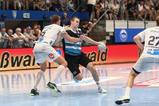 15 08 2025, xgox, handball, Wartburg Cup, ThSV Eisenach Skanderborg Handbold emspor v l Emil Laerke Skanderborg, 15 , Max Beneke Eisenach duel, duel, fight, tackle Eisenach
