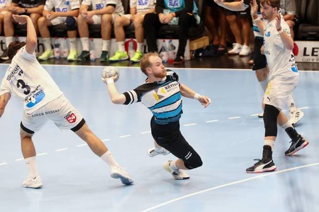 15 08 2025, xgox, handball, Wartburg Cup, ThSV Eisenach Skanderborg Handbold emspor v l Donni Kristjansson Skanderborg, 3 , Peter Walz Eisenach, 14 throws goal, goal scorer, scores goal, scores the goal duel, duel, fight, tackle Eisenach
