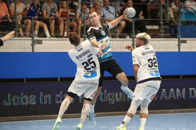 15 08 2025, xgox, Handball, Wartburg Cup, ThSV Eisenach Skanderborg Handbold emspor v l Max Beneke Eisenach throws goal, goal scorer, scores the goal Eisenach