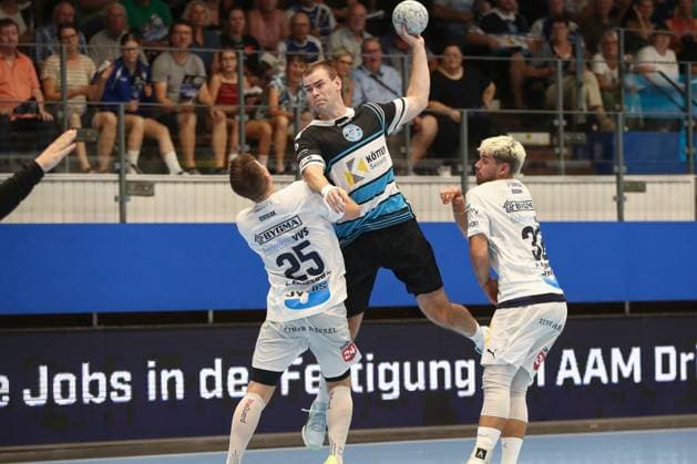 15 08 2025, xgox, Handball, Wartburg Cup, ThSV Eisenach Skanderborg Handbold emspor v l Max Beneke Eisenach throws goal, goal scorer, scores the goal Eisenach