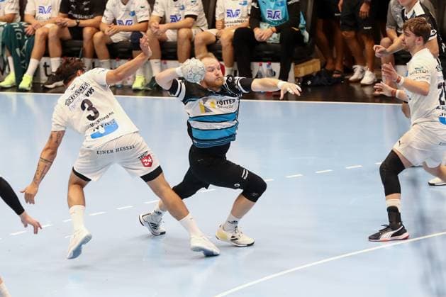 15 08 2025, xgox, handball, Wartburg Cup, ThSV Eisenach Skanderborg Handbold emspor v l Donni Kristjansson Skanderborg, 3 , Peter Walz Eisenach, 14 throws goal, goal scorer, scores goal, scores the goal duel, duel, fight, tackle Eisenach