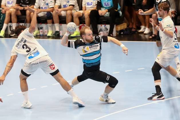 15 08 2025, xgox, handball, Wartburg Cup, ThSV Eisenach Skanderborg Handbold emspor v l Donni Kristjansson Skanderborg, 3 , Peter Walz Eisenach, 14 throws goal, goal scorer, scores goal, scores the goal duel, duel, fight, tackle Eisenach