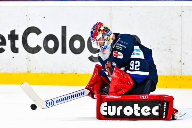 Andreas Andy Jenike Iserlohn Roosters, 92 haelt den Puck, GER, Iserlohn Roosters vs Dresdner Eisloewen, Eishockey, Penny DEL, Testspiel, Spielzeit 2025 2026, 15 08 2025, GER, Iserlohn Roosters vs Dresdner Eislöewen, Eishockey, Penny DEL, Testspiel, Spielzeit 2025 2026, 15 08 2025 Köln Copyright: xJonasxBrockmann Eibner-Pressefotx EP_JBN