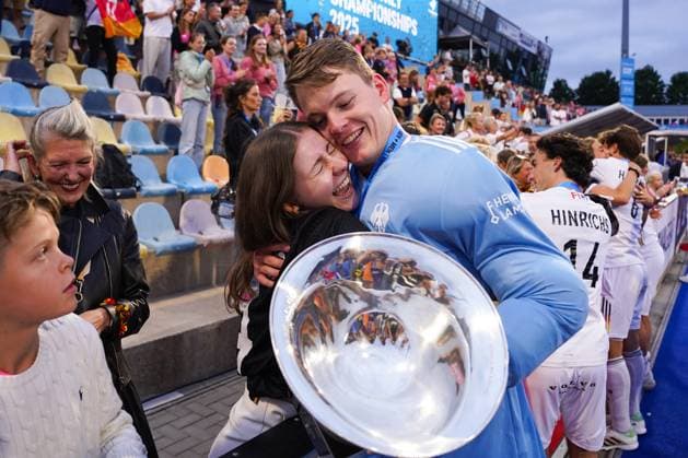 16 08 2025, xydrx, Mens EuroHockey Championship 2025, Final, Netherlands Germany, Sparkassenpark Mönchengladbach Jean Paul Danneberg GER 74 and his girlfriend are happy about the victory in the final, North Rhine-Westphalia Germany