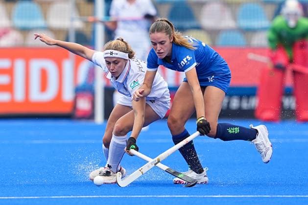 17 08 2025, xydrx, Women EuroHockey Championship 2025, Group C, France Scotland, Sparkassenpark Mönchengladbach Marie Alice Pelletier Rimbert FRA 6 in duel against Ava Findlay SCO 37 North Rhine-Westphalia Germany