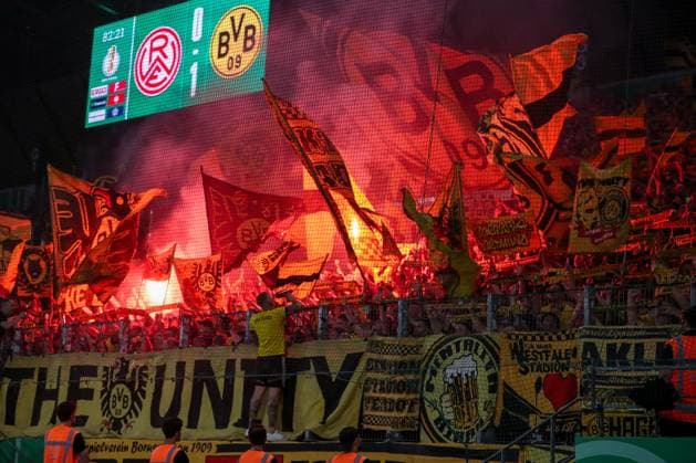 2025 08 18, Football, 1 round DFB Cup, Rot Weiss Essen Borussia Dortmund, Stadion Hafenstraße, Season 2025 2026 Pyrotechnics in the guest block Feature Ultras Bengal fire Guest curve Fans Visitors Spectators Flags Bengal fire Bengalos DFB regulations prohibit any use of photographs as image sequences and or quasi video North Rhine-Westphalia Germany