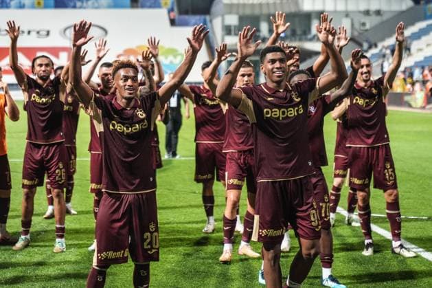 Kasimpasa v Trabzonspor - Turkish Super Lig ISTANBUL, TURKIYE - AUGUST 18: Players of Trabzonspor greet fans as they celebrate their victory at the end of the Turkish Super Lig football match between Kasimpasa and Trabzonspor at Recep Tayyip Erdogan Stadium in Istanbul, Turkiye on August 18, 2025. Hakan Akgun Anadolu Istanbul Turkey. Editorial use only. Please get in touch for any other usage.  Copyright: x2025xAnadoluxHakanxAkgunx