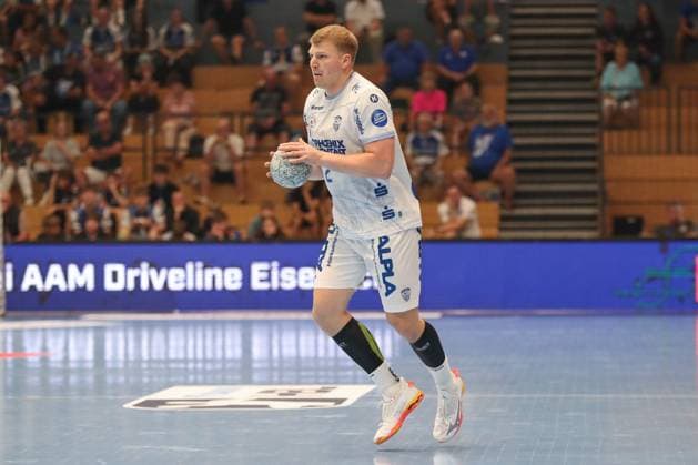 17 08 2025, xgox, Handball Wartburg Cup ThSV Eisenach TBV Lemgo Lippe emspor, v l Lukas Hutecek Lemgo, 2 am Ball, plays the ball Eisenach