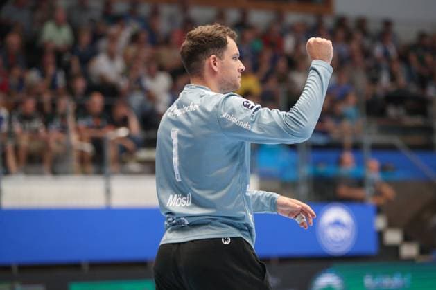 17 08 2025, xgox, Handball Wartburg Cup ThSV Eisenach TBV Lemgo Lippe emspor, v l Constantin Moestl Möstl, Lemgo, 1 cheers over held ball, defended, held, Torhueter Eisenach