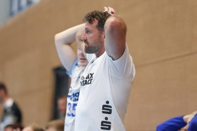 17 08 2025, xgox, Handball Wartburg Cup ThSV Eisenach TBV Lemgo Lippe emspor, v l Florian Kehrmann Lemgo, coach thoughtful Eisenach