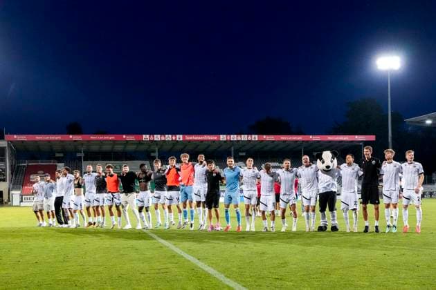 Players of SV Sandhausen SVS , cheering after the final whistle, joy about the victory, winner, winner, cheers, cheering, cheerful, positive, happy, rejoicing, optimistic, highlight, action, 19 08 2025, Sandhausen Germany , Football, Regionalliga Südwest, SV Sandhausen KSV Hessen Kassel xozx