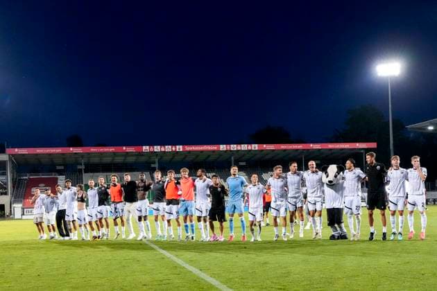 Players of SV Sandhausen SVS , cheering after the final whistle, joy about the victory, winner, winner, cheers, cheering, cheerful, positive, happy, rejoicing, optimistic, highlight, action, 19 08 2025, Sandhausen Germany , Football, Regionalliga Südwest, SV Sandhausen KSV Hessen Kassel xozx