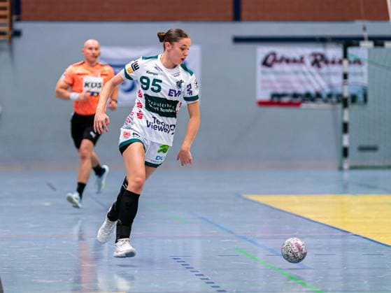 Lara Daeuble Frisch Auf Women, 95 with speed on the ball, Bergischer HC vs Frisch Auf Goeppingen, Handball, DHB Pokal, Season 2025 2026, 22 08 2025 Bergischer HC vs Frisch Auf Goeppingen, Handball, DHB Pokal, Season 2025 2026, 22 08 2025 Solingen Copyright: xMichaelxSchmidt Eibner-Pressefotx EP_MST