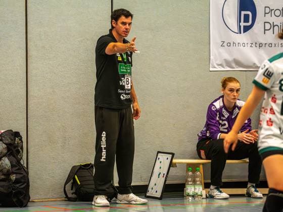 Nico Kiener, Head Coach Frisch Auf Women gives instructions to his team, Bergischer HC vs Frisch Auf Goeppingen, Handball, DHB Pokal, Season 2025 2026, 22 08 2025 Bergischer HC vs Frisch Auf Goeppingen, Handball, DHB Pokal, Season 2025 2026, 22 08 2025 Solingen Copyright: xMichaelxSchmidt Eibner-Pressefotx EP_MST