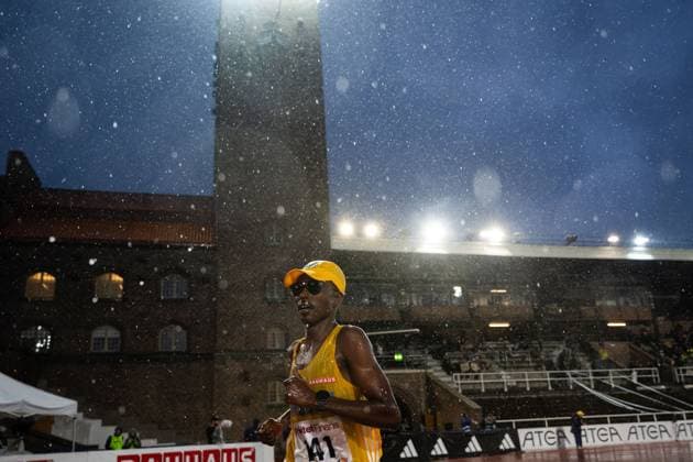 250822 Suldan Hassan of Sweden competes in men™s 10 000 meter during day 1 of the athletics gala Finnkampen on August 22, 2025 in Stockholm Photo Emma Wallskog BILDBYRAN COP 320 EW0563 friidrott athletics friidrett finnkampen day 1 bbeng sverige  Copyright: EMMAxWALLSKOG BB250822EW114