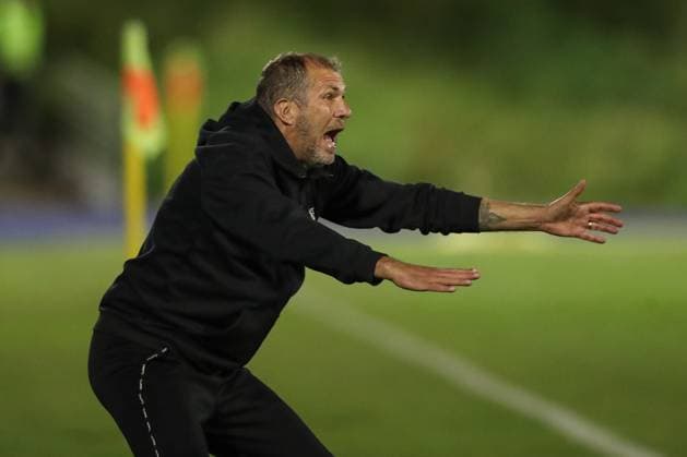 22 08 2025, xtgx, Fußball Regionalliga Nordost, FC Hertha 03 Zehlendorf 1 FC Lokomotive Leipzig, v l Jochen Seitz Lok Leipzig, Trainer gibt Anweisungen, gestikuliert mit den Armen, gesticulate, gives instructions DFL DFB REGULATIONS PROHIBIT ANY USE OF PHOTOGRAPHS as IMAGE SEQUENCES and or QUASI VIDEO Berlin