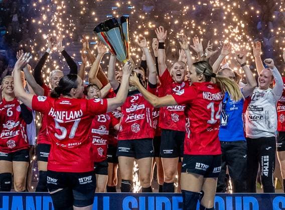 The Thueringer HC team celebrates winning the HBF Supercup 2025 at the award ceremony GER, HSG Blomberg Lippe vs Thueringer HC, Handball, HBF Supercup 2025, Final, 23 08 2025 GER, HSG Blomberg Lippe vs Thueringer HC, Handball, HBF Supercup 2025, Final, 23 08 2025 Munich Copyright: xEibner-Pressefoto HeikexFeinerx EP_HFR