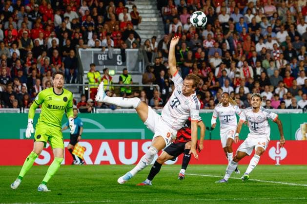 27 08 2025, xavx, Fußball DFB Pokal 1 Runde, SV Wehen Wiesbaden Bayern München v l Harry Kane FC Bayern Muenchen, 9 am Ball, plays the ball DFL DFB REGULATIONS PROHIBIT ANY USE OF PHOTOGRAPHS as IMAGE SEQUENCES and or QUASI VIDEO Wiesbaden