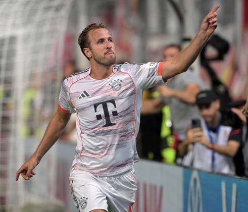 Goal celebration after the 3 2 winning goal by Harry Kane photographed at the soccer DFB Cup match Wehen Wiesbaden against FC Bayern Munich on 27 8 2025 in Wiesbaden DFL DFB REGULATIONS PROHIBIT ANY USE OF PHOTOGRAPHS as IMAGE SEQUENCES and or QUASI VIDEO
