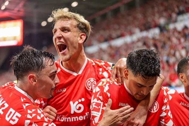 DEU, Mainz, FSV Mainz 05 vs Rosenborg Trondheim, Conference League, UEFA, MEWA Arena, qualification, in the picture Nadiem Amiri Mainz 05 10 scores the goal for 4 1, cheers and joy with the team, Nelson Weiper Mainz 05 44 DFB DFL REGULATIONS PROHIBIT ANY USE OF PHOTOGRAPHS AS IMAGE SEQUENCES AND OR QUASI VIDEO, 28 08 2025, Copyright: HMBxMedia HendrikxHamelau