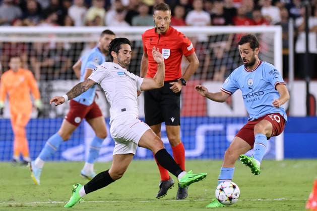 September 6, 2022, Seville, Seville, Spain: Francisco Alarcon Isco of Sevilla FC competes for the ball with Bernardo Silva of Manchester City during the UEFA Champions League Group G stage match between Sevilla FC and Manchester City at Ramon Sanchez Pizjuan on September 06, 2022 in Seville, Spain. Copyright: xJosexLuisxContrerasx