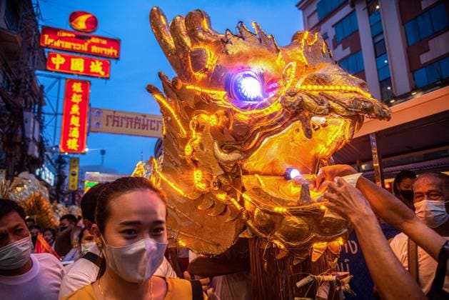 September 26, 2022, Bangkok, Bangkok, Thailand: Dancers perform in a Dragon dance during the vegetarian festival celebration at Yaowarat the Chinatown in Bangkok. The Dragon dance is a traditional Chinese dance performance involving a team of performers using poles to rhythmically move a dragon prop. Copyright: xPeeraponxBoonyakiatx