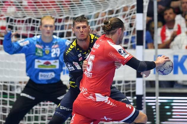 Olle Forsell Schefvert MT Melsungen 25 on the ball , Sebastian Heymann Rhein Neckar Loewen 13 , David Spaeth Goalkeeper Rhein Neckar Loewen 29 in the back , GER, MT Melsungen Rhein Neckar Loewen, Handball, 1 Bundesliga, 1 Matchday, Season 2025 2026, 29 08 2025, GER, MT Melsungen Rhein Neckar Loewen, Handball, 1 Bundesliga, 1 Matchday, Season 2025 2026, 29 08 2025 Kassel Copyright: xEibner-Pressefotox xRolandxSippelx EP_RSL