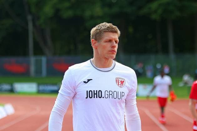 Picture from left Jakub Jakubov 1 Greifswalder FC Regionalliga Nordost Greifswalder FC red against Hallescher FC green 30 08 2025 in Greifswald