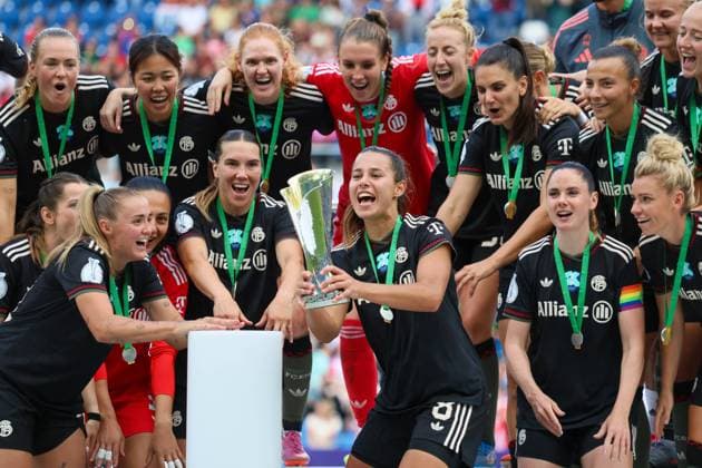 Karlsruhe, Germany 30 August 2025 DFB Supercup Women 2025 2026 FC Bayern Munich vs VfL Wolfsburg In the picture Lena Oberdorf FCB , center in the picture, holds the trophy at the award ceremony of the Google Pixel Supercup 2025 and cheers with her teammates DFB regulations prohibit any use of photographs as image sequences and or quasi video BBBank Wildpark Baden Württemberg Copyright: xFotostandx xFantinix
