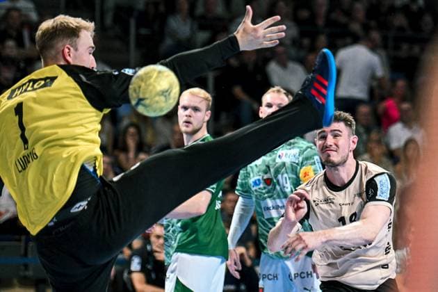 31 08 2025, xlakx, Handball Daikin HBL, Fuechse Berlin Bergischer HC v l Lasse Ludwig Fuechse Berlin , Yannick Fraatz Bergischer HC wirft Tor, Torschuetze, erzielt Tor, Treffer, scores the goal Berlin Daniel Lakomski