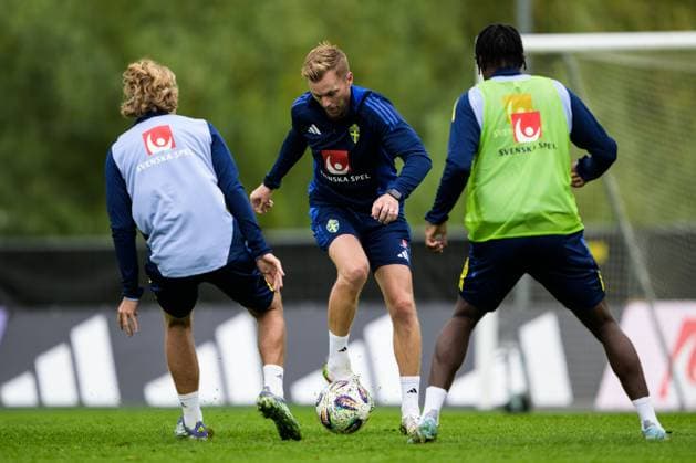 250901 Assistant coach Sebastian Larsson of the Swedish national football team during a training session on September 1, 2025 in Stockholm Photo Emma Wallskog BILDBYRAN COP 320 EW0566 fotboll football soccer fotball vm kval kval fifa world cup qualifier qualifier träning practice training sverige sweden sverige a bbeng  Copyright: EMMAxWALLSKOG BB250901EW071