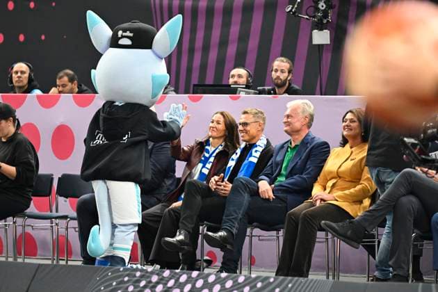 Finnish President Alexander Stubb and his wife Suzanne Innes Stubb, right, greet the mascot courtside before the match between Finland and Lithuania in the European Basketball Championship at Nokia Arena in Tampere, Finland on September 1 2025 TAMMERFORS FINLAND x10070x Copyright: xJessicaxGow TTx EURO BASKETBALL FINLAND-LITHUANIA