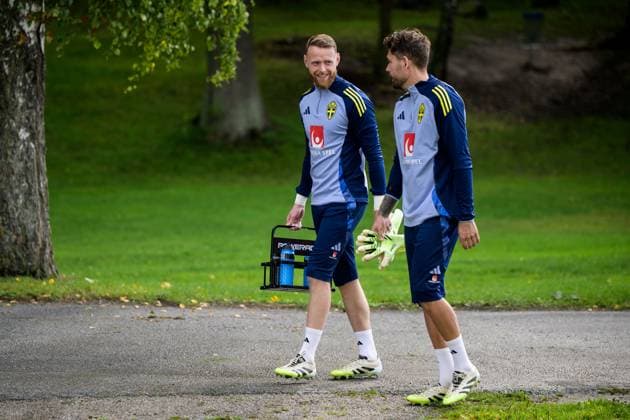 250903 Goalkeeper Viktor Johansson and Goalkeeper Kristoffer Nordfeldt of the Swedish men s football national team at a training session on September 3, 2025 in Stockholm Photo Jesper Zerman BILDBYRAN kod JZ JZ0606 fotboll football soccer fotball vm kval kval fifa world cup qualifier qualifier träning practice training sverige sweden sverige a bbeng  Copyright: JESPERxZERMAN BB250903JZ004