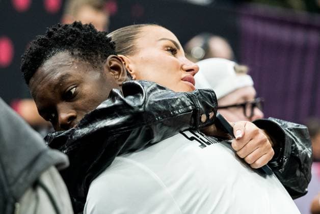 FIBA EuroBasket 2025 Finland Germany 03 09 2025 Dennis Schröder Germany, 17 and his wife Ellen hug after the match FIBA EuroBasket 2025 Finland Germany, Tampere, Nokia Arena on 03 09 2025 Copyright: xBEAUTIFULxSPORTS Wunderlx