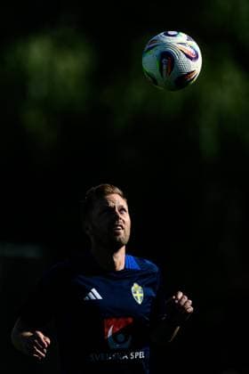 250904 Assistant coach Sebastian Larsson of the Swedish men s football national team at a training session on September 4, 2025 in Stockholm Photo Jesper Zerman BILDBYRAN kod JZ JZ0607 fotboll football soccer fotball vm kval kval fifa world cup qualifier qualifier träning practice training sverige sweden sverige a bbeng  Copyright: JESPERxZERMAN BB250904JZ042