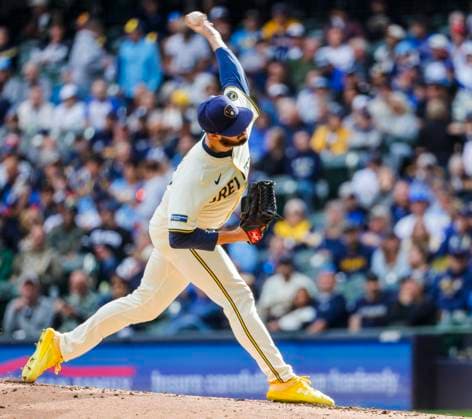Milwaukee Brewers relief pitcher Aaron Ashby throws in the sixth inning of the MLB, Baseball Herren, USA game between the Philadelphia Phillies and the Milwaukee Brewers at American Family Field in Milwaukee, Wisconsin on Thursday, September. 4, 2025.  MIL20250904819 TANNENxMAURY