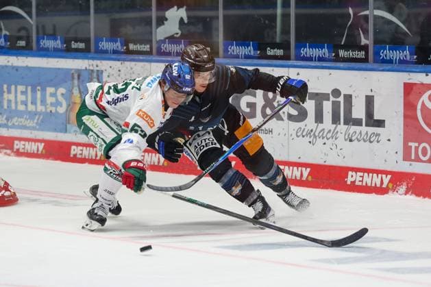 in duel, action, with Enrico Henriquez Morales 52 Augsburger Panther , Augsburger Panther vs Steinbach Black Wings Linz, test match, ice hockey, 05 09 2025 Augsburg Bayern Germany Copyright: xkolbert-press DunjaxDietrichx